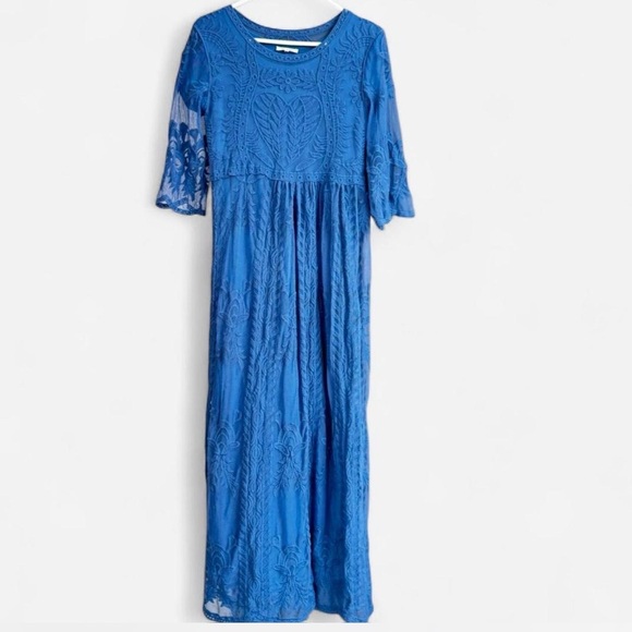 tea n rose Dresses & Skirts - embroidered overlay Dress like new! Left sleeve is lined raised to show detail